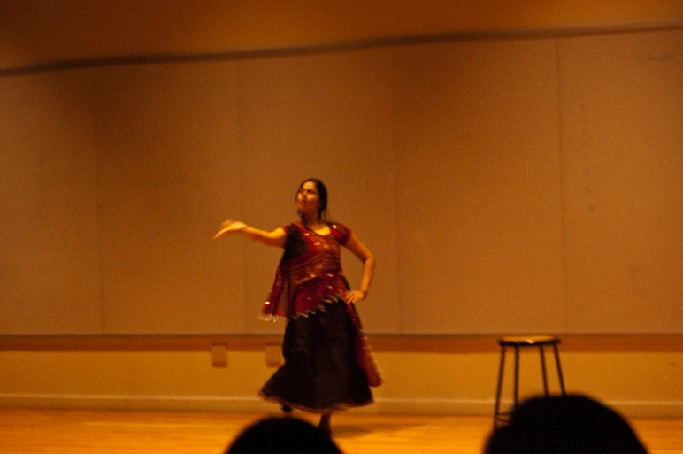 diwali-woman-dance-at-uiuc.webp