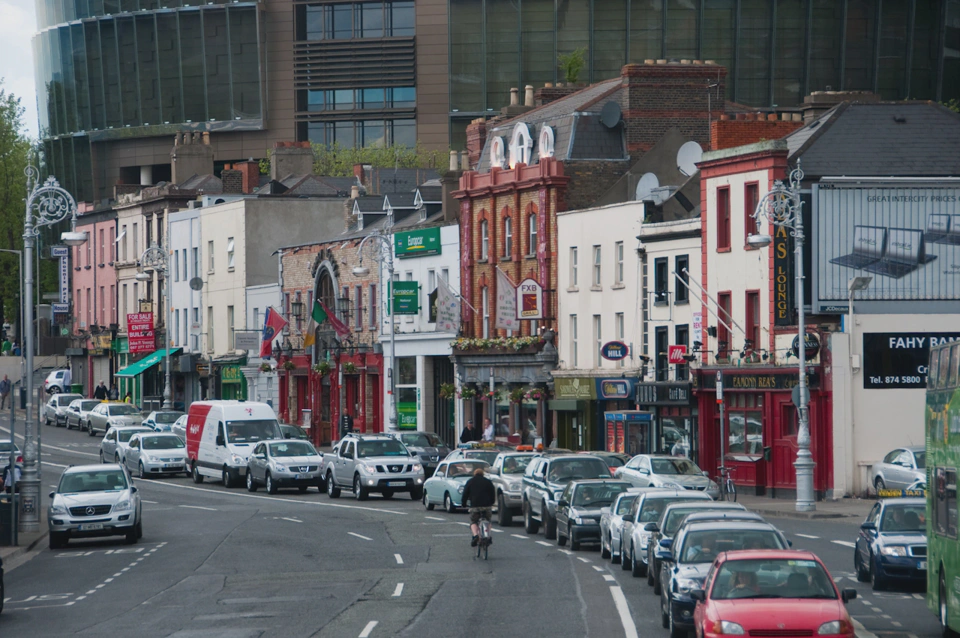 Una de las calles de Dublín mostrando el pintoresco aspecto de muchos de sus edificios.