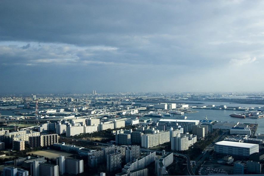 Vista del puerto de Osaka desde el piso 53 Osaka Trade Center. Los cristales estaban tintados, de ahí la tonalidad post-apocalíptica de la foto.