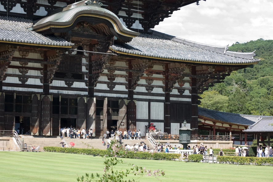 El inmenso templo Todai-ji que alberga..