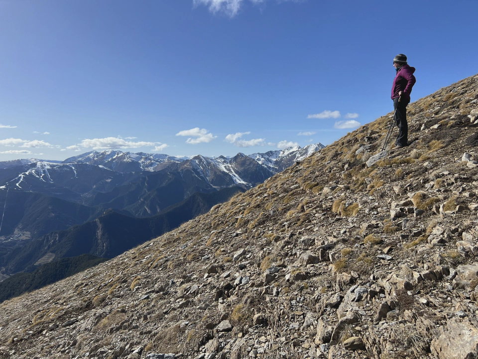 Loes lost in the immensity that surrounded us.