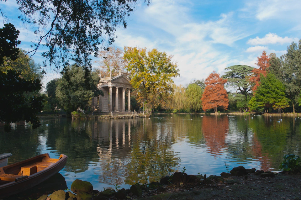 A small lake in Villa Medici.