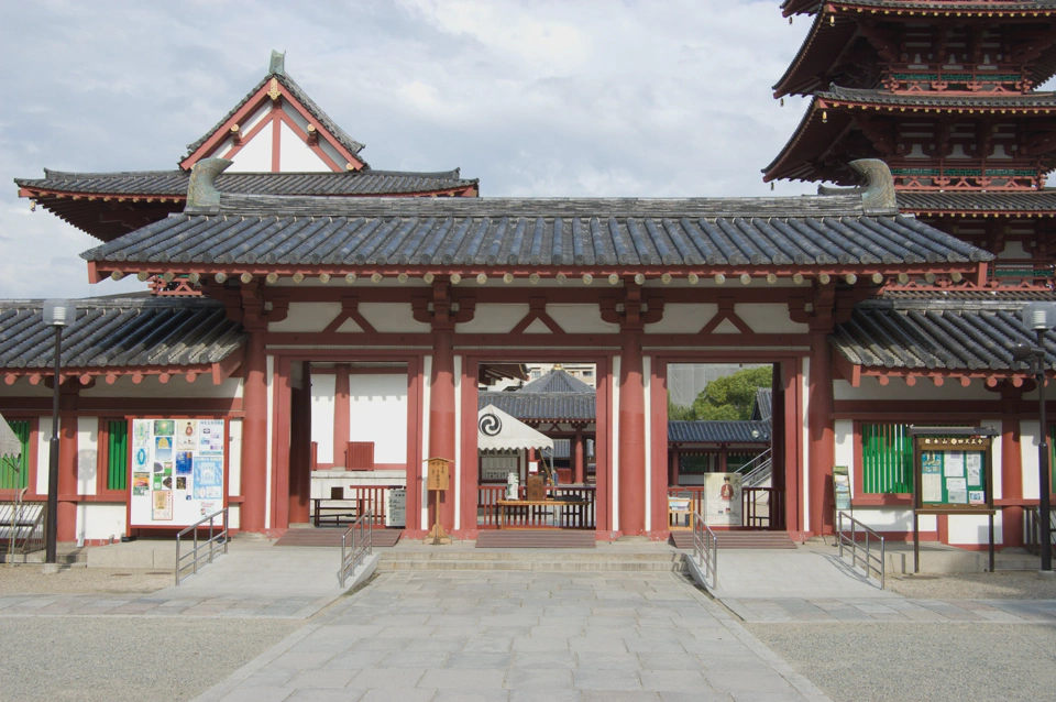  El templo Shitennoji es el templo budista más antiguo de Japón. Fue construído por primera vez en 593. Mi compañero preguntó a una de las personas que se encargaban del templo y nos dijo que durante la segunda guerra mundial todo el recinto quedó destruído por lo que lo que se ve ahora es una reproducción.