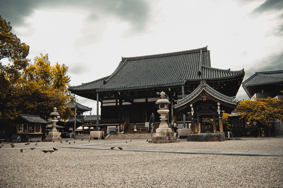 El templo Isshinji. Cuando llegamos en su interior se estaba celebrando una ceremonia budista. En otra zona del recinto había un pequeño cementerio.