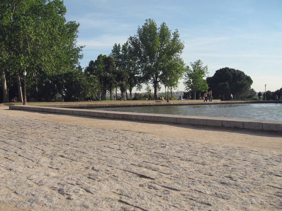 Parque alrededor del templo de Debod.