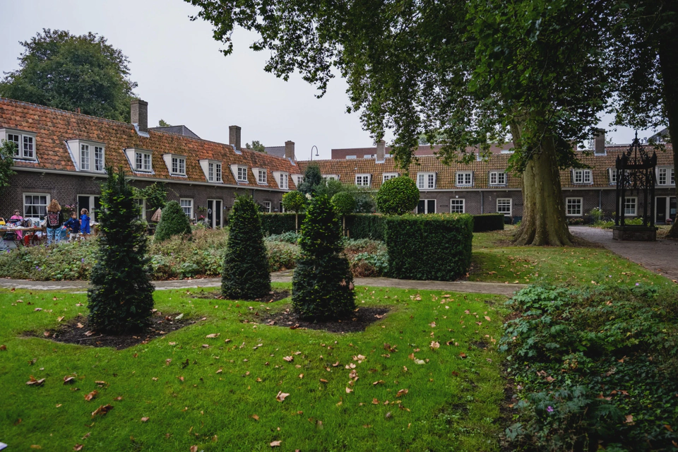 Arend Maartenshof with some inhabitants selling books and other goods.