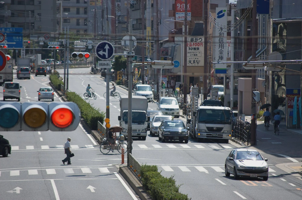 Conducen por el lado izquierdo, el tendido eléctrico no está bajo tierra y aunque los japoneses sean sumamente educados no siempre cruzan por el paso de cebra. Como curiosidad, en los pasos de cebra hay una zona delimitada por dos líneas para que las bicicletas crucen por ahí (zona que usan unas veces sí y otras no).