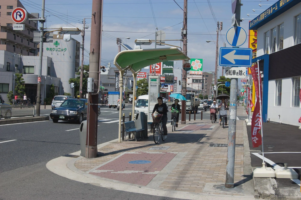 Con lo caro que es el transporte en Japón muchísima gente usa bicicletas. En principio las bicis deberían ir por la acera en la zona marcada en rojo pero esa norma choca con otra norma que dice que en la calle debes caminar por el lado izquierdo para evitar choques con la gente (el contacto físico entre desconocidos es algo impensable).