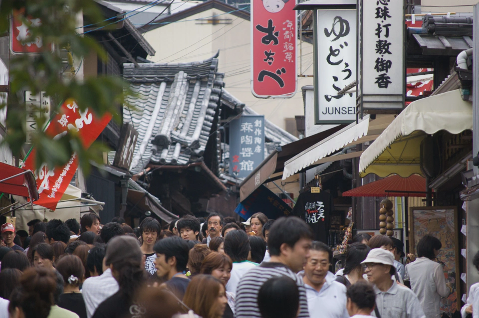 Así estaba el camino de subida a uno de los templos más famosos de Kyoto. Era imposible ir a un ritmo más rápido que el que llevase la masa de gente porque no había sitio para adelantar. Entre eso y que la gente de repente se paraba a mirar en los puestos “conducir” era algo que requería los cinco sentidos. No quiero imaginarme el calor que tiene que hacer en verano con tanta gente y la humedad que hay.