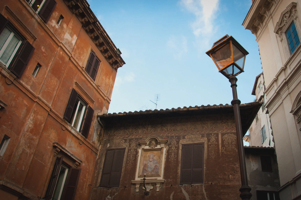 A calm and beautiful corner that we found while trying to get back to the hotel. The colors of Rome are deliciously rich and the atmosphere in some places was so special that you could very easily forget that you were in a big city surrounded by hundreds of people.