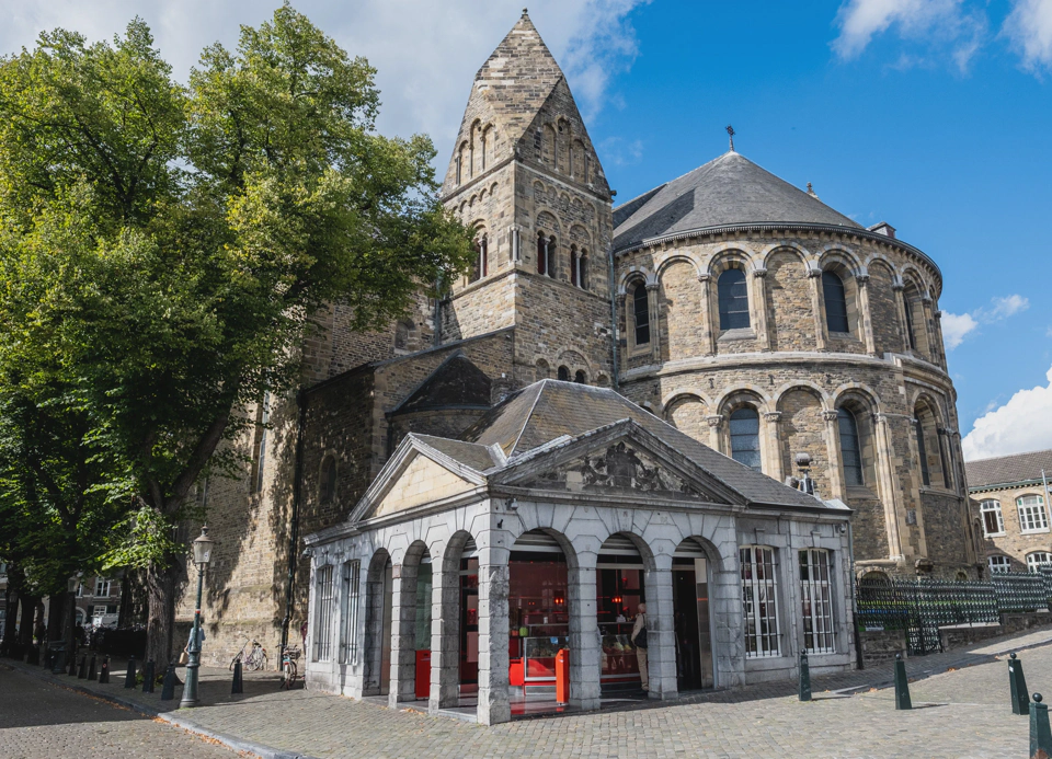 An ice cream shop appendage of the basilica lit by red lamps.