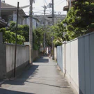 /attachments/trips/misteriosas-calles-secundarias/kita-tatsumi-narrow-road-between-walls_hu2757130787586658349.webp