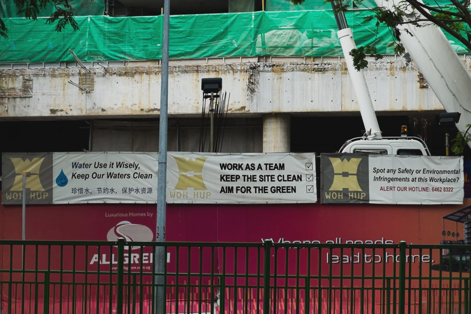 ‘Water use it wisely, Keep our waters clean’, ‘Work as a team, Keep the site clean, Aim for the green’, ‘Spot any safety or environmental infringements at this workplace?’.