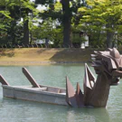 /attachments/trips/visita-a-hiraizumi/canoa-madera-dragon-flotando-en-un-lago_hu12392244915135653632.webp