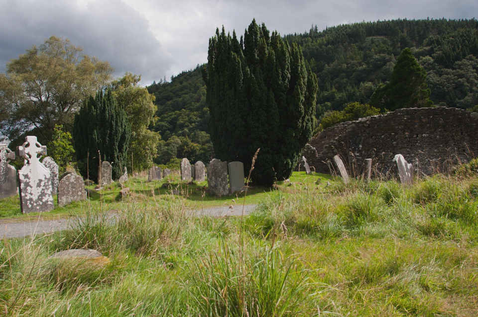 powerscourt-garden-cemetery.webp